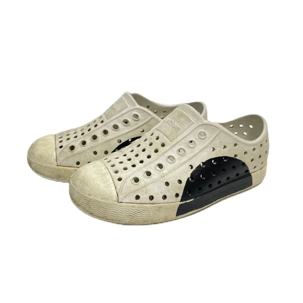 Native boys c10 black white swim vacation flat shoes casual fun spring summer